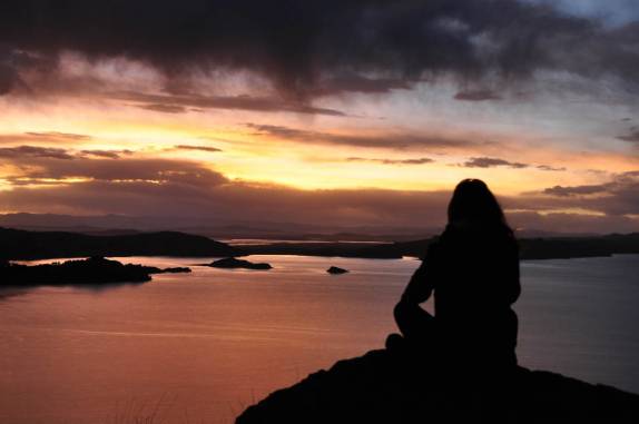 Admirando o céu avermelhado sobre o lago Titicaca, no Peru, visto do santuário Pachatata, no alto da ilha Amantani
